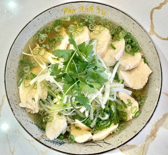 24. Chicken Breast Rice Noodle Soup (Beef Broth) 雞胸肉麵湯（牛肉湯）(Large)
